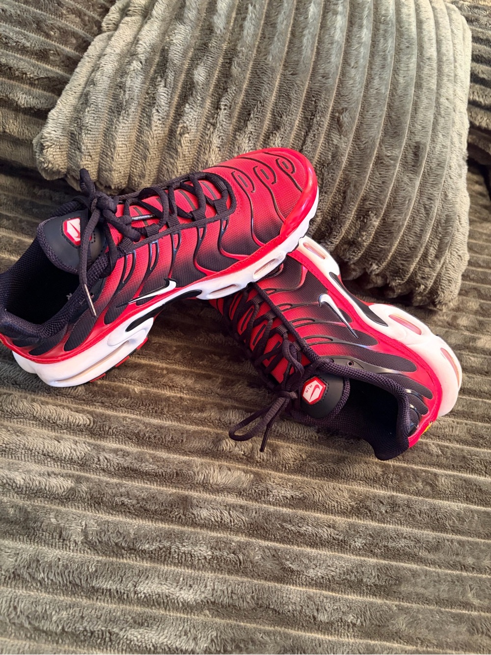 Nike Air Max Plus. Red and Black Low-Top Sneakers Size 7.5 - Picture 3 of 7